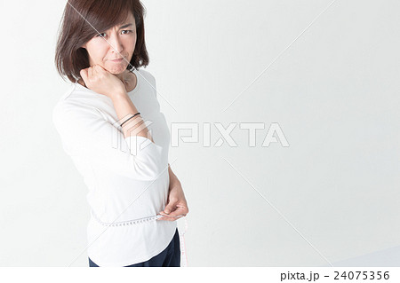 ダイエット・ミドル女性 ダイエット・ミドル女性 24075356