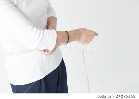 ダイエット・ミドル女性 (手元) 24075359