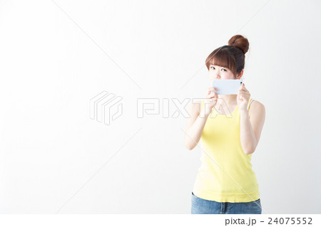 ノースリーブの女性・白壁 ノースリーブの女性・白壁 24075552