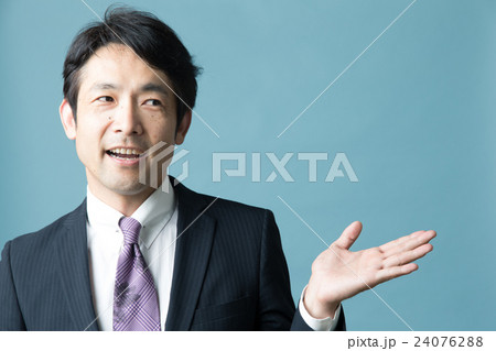 ビジネスポートレート・ブルーバック 24076288
