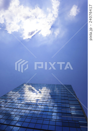 高層ビル・千切れ雲 24076417