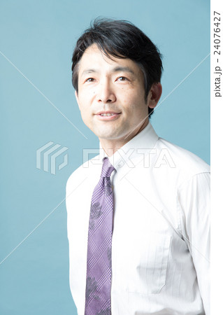 ビジネスマン・ミドル男性(ブルーバック) 24076427