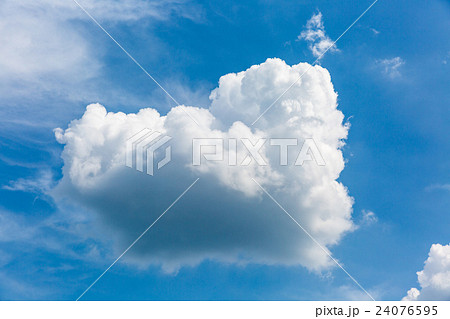ハートのような雲の写真素材