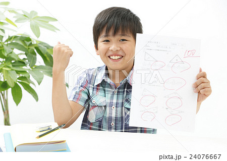 勉強をする小学生 24076667