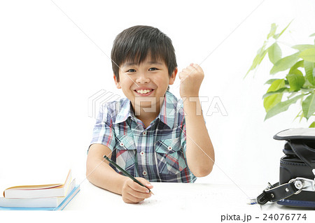勉強をする小学生 24076774