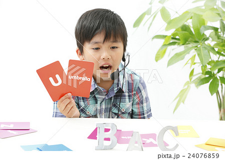 勉強をする小学生 勉強をする小学生 24076859