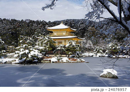 冬の京都　金閣寺雪景色 24076957