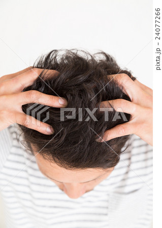 男性 ヘアケアイメージ 白バック 男性 ヘアケアイメージ 白バック 24077266