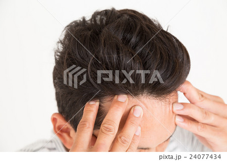男性　ヘアケアイメージ　白バック 24077434