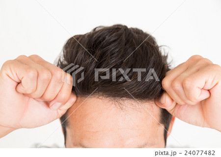 男性　ヘアケアイメージ　白バック 24077482