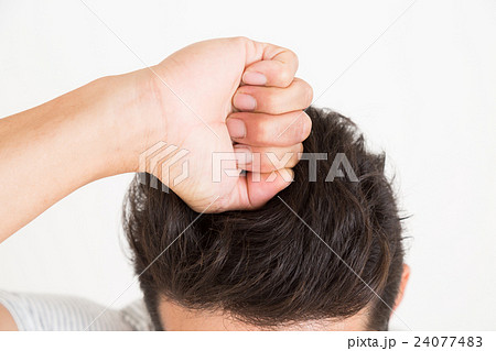 男性 ヘアケアイメージ 白バック 男性 ヘアケアイメージ 白バック 24077483