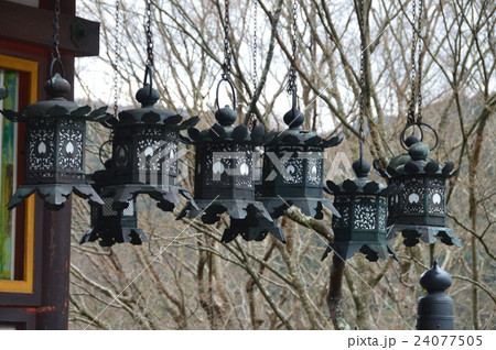 銅製の吊灯篭（談山神社・拝殿／奈良県桜井市多武峰319）の写真素材 [24077505] - PIXTA