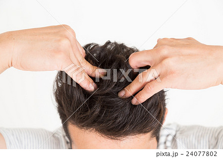 男性　ヘアケアイメージ　白バック 24077802