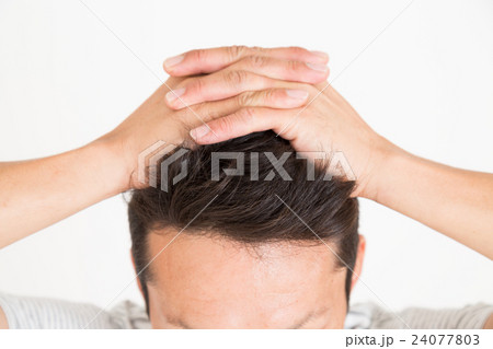 男性 ヘアケアイメージ 白バック 男性 ヘアケアイメージ 白バック 24077803