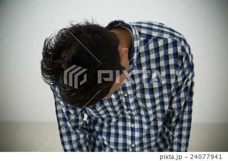 うなだれる男性　疲労　鬱　夏バテ 24077941