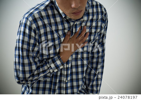 苦しむ男性　胃痛　胸やけ　動悸 24078197