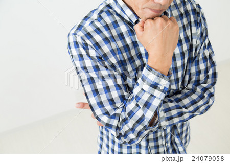 考える若い男性　白バック 24079058