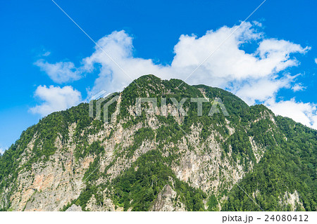 【富山県】黒部ダムより望む山岳風景【夏】 24080412