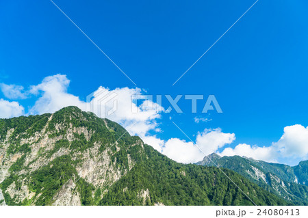 【富山県】黒部ダムより望む山岳風景【夏】 24080413