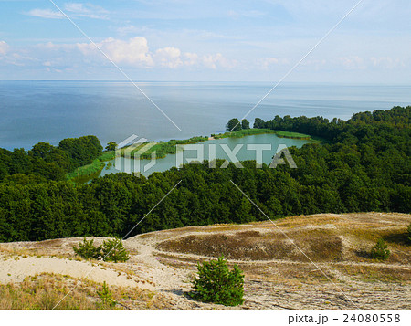 delicate bounder betweem lake and sea delicate bounder betweem lake and sea 24080558