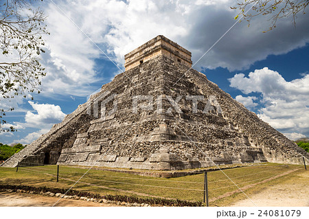Chichen Itza, mayan pyramid in Yucatan, Mexico 24081079