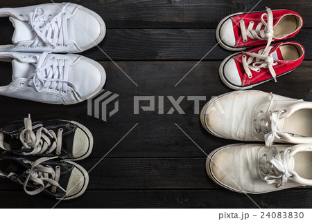 家族のスニーカー,木目調 24083830