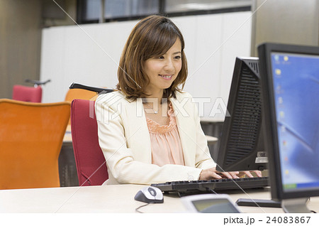 デスクワークの女性 24083867