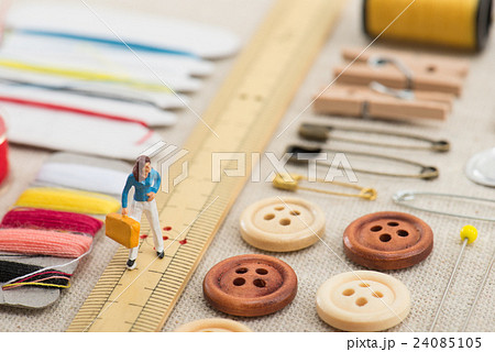 裁縫道具とミニチュアの女性の写真素材