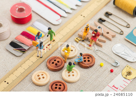 裁縫道具とミニチュアの女性の写真素材
