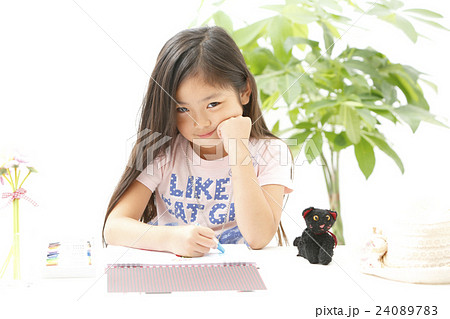 お絵描きをする少女 24089783