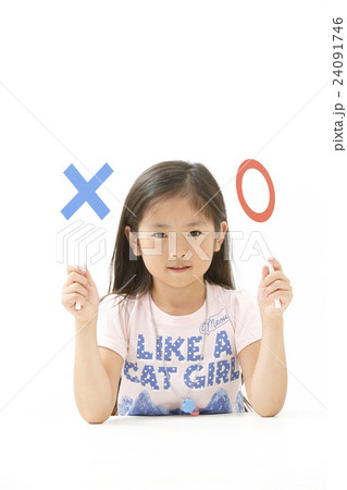 まるばつの札を持つ少女 まるばつの札を持つ少女 24091746