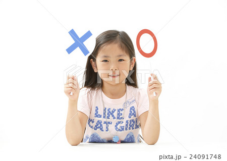 まるばつの札を持つ少女 24091748