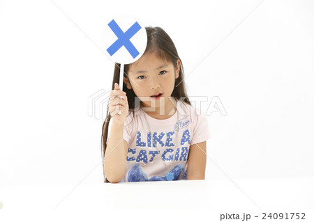まるばつの札を持つ少女 24091752
