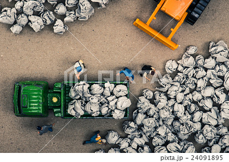 ゴミ収集業者 ミニチュア人形 24091895