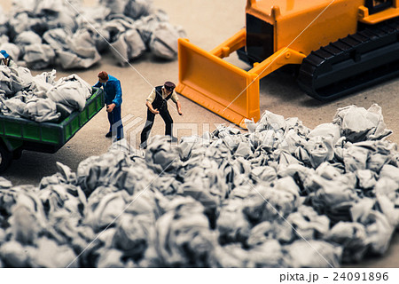 ゴミ収集業者 ミニチュア人形 24091896