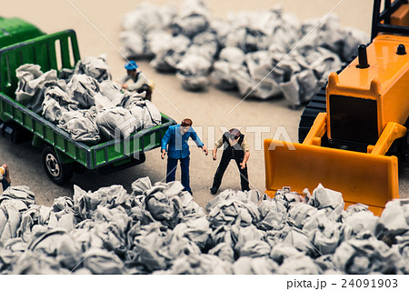 ゴミ収集業者 ミニチュア人形 24091903