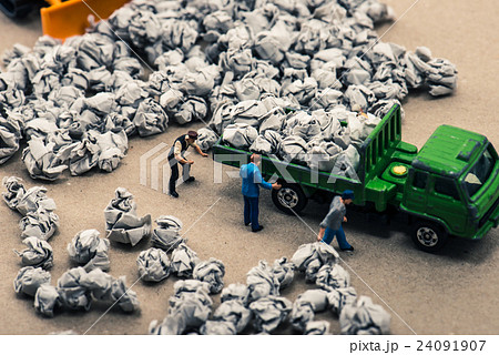 ゴミ収集業者 ミニチュア人形 24091907