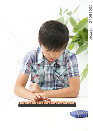 そろばんをする少年 そろばんをする少年 24092036