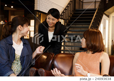 ホテル　ホテルマン　コンシェルジュ　女性　撮影協力：TENOHA DAIKANYAMA 24093638