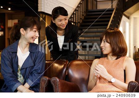 ホテル ホテルマン コンシェルジュ 女性 撮影協力:TENOHA DAIKANYAMA ホテル ホテルマン コンシェルジュ 女性 撮影協力:TENOHA DAIKANYAMA 24093639