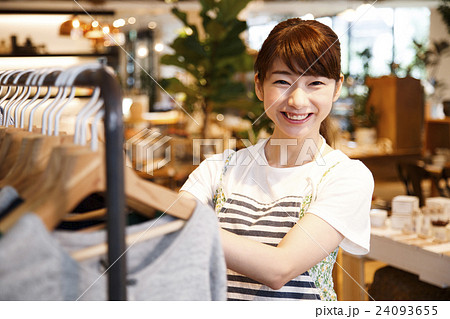 店員　販売員　女性　スタッフ　雑貨　セレクトショップ　撮影協力：TENOHA DAIKANYAMA 24093655