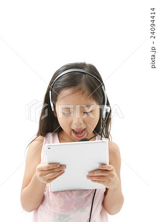 タブレットで勉強する少女 24094414