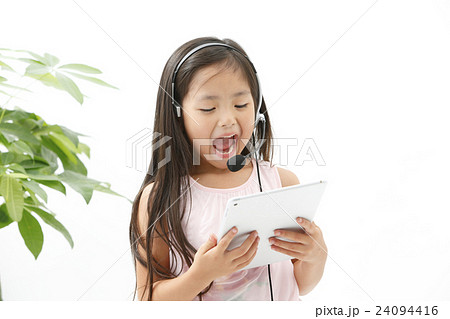 タブレットで勉強する少女 24094416