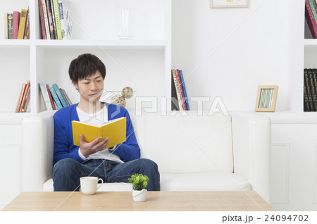 読書をする男性 読書をする男性 24094702
