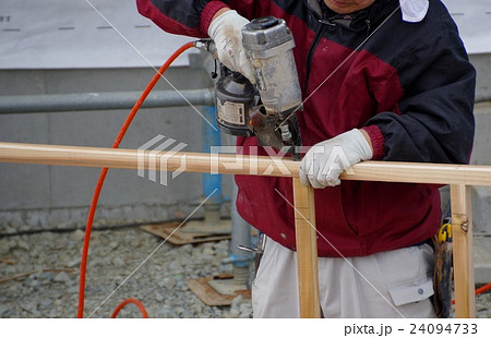 くぎ打ち機を使う人　エアーネイルガンでの作業 24094733