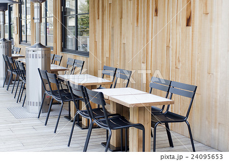 ウッドデッキのカフェ 24095653
