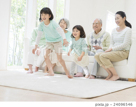 ソファに座る日本人の三世代家族 ソファに座る日本人の三世代家族 24096546
