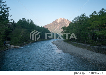 河童橋エリアから焼岳を望む(長野県松本市・初夏・上高地の風景) 河童橋エリアから焼岳を望む(長野県松本市・初夏・上高地の風景) 24096724