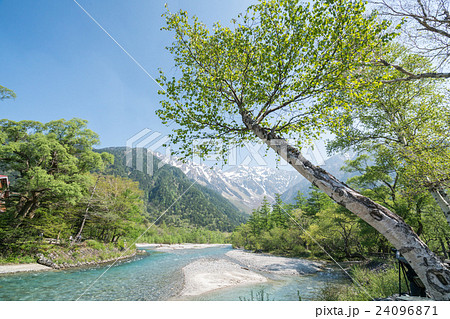 河童橋エリアから穂高を望む（長野県松本市・初夏・上高地の風景） 24096871