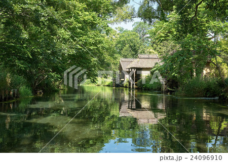 安曇野、ゆったりとした蓼川の流れ、長野県 24096910